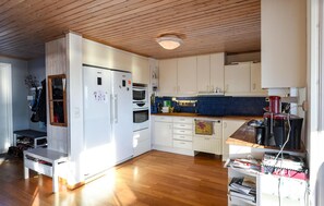 Jääkaappi, liesi, astianpesukone, kahvin-/teenkeitin