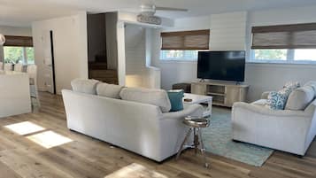 Smart TV, table tennis