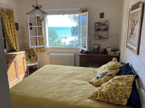 6 slaapkamers, een strijkplank/strijkijzer, wifi