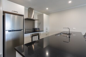 Réfrigérateur, four à micro-ondes, un four, surface de cuisson