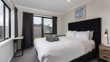 3 bedrooms, desk, iron/ironing board, free WiFi