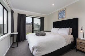 3 bedrooms, desk, iron/ironing board, free WiFi - Brand new, modern house in a great location! (Waikato)