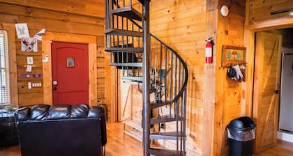 Rumples Retreat at Highland Hideaways - Arcade - Private Drive-in Theater