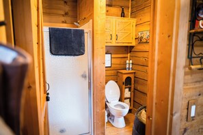 Ducha, secador de pelo, toallas, jabón