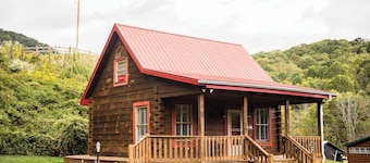 Rumples Retreat at Highland Hideaways - Arcade - Private Drive-in Theater