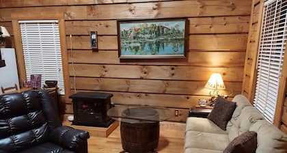 Rumples Retreat at Highland Hideaways - Arcade - Private Drive-in Theater