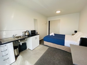 Private kitchenette - Galaxy Lake View Studio (Lake Tekapo)