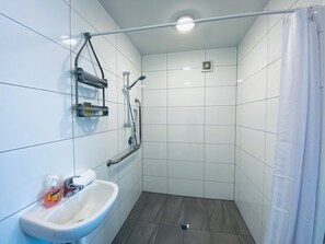 Classic Double Room | Bathroom shower - Galaxy Lake View Studio (Lake Tekapo)
