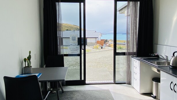 Classic Double Room | Living area - Galaxy Lake View Studio (Lake Tekapo)