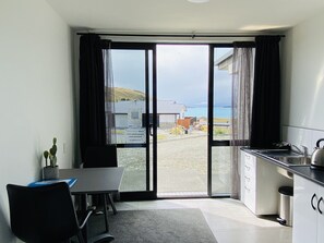 Classic Double Room | Living area - Galaxy Lake View Studio (Lake Tekapo)