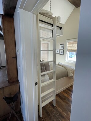 2 bedrooms, desk, free WiFi, bed sheets