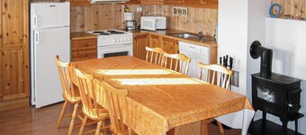Cozy home in Spangereid with WiFi