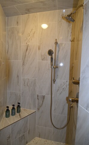 Dusche, Haartrockner, Handtücher, Seife