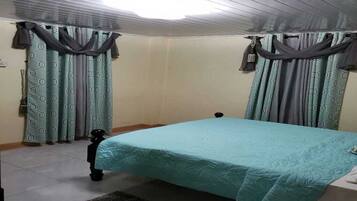 1 habitación, tabla de planchar con plancha, wifi gratis y ropa de cama