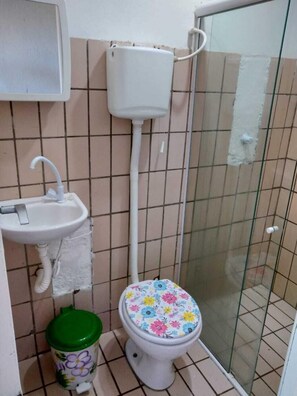 Regadera, jabón, papel de baño