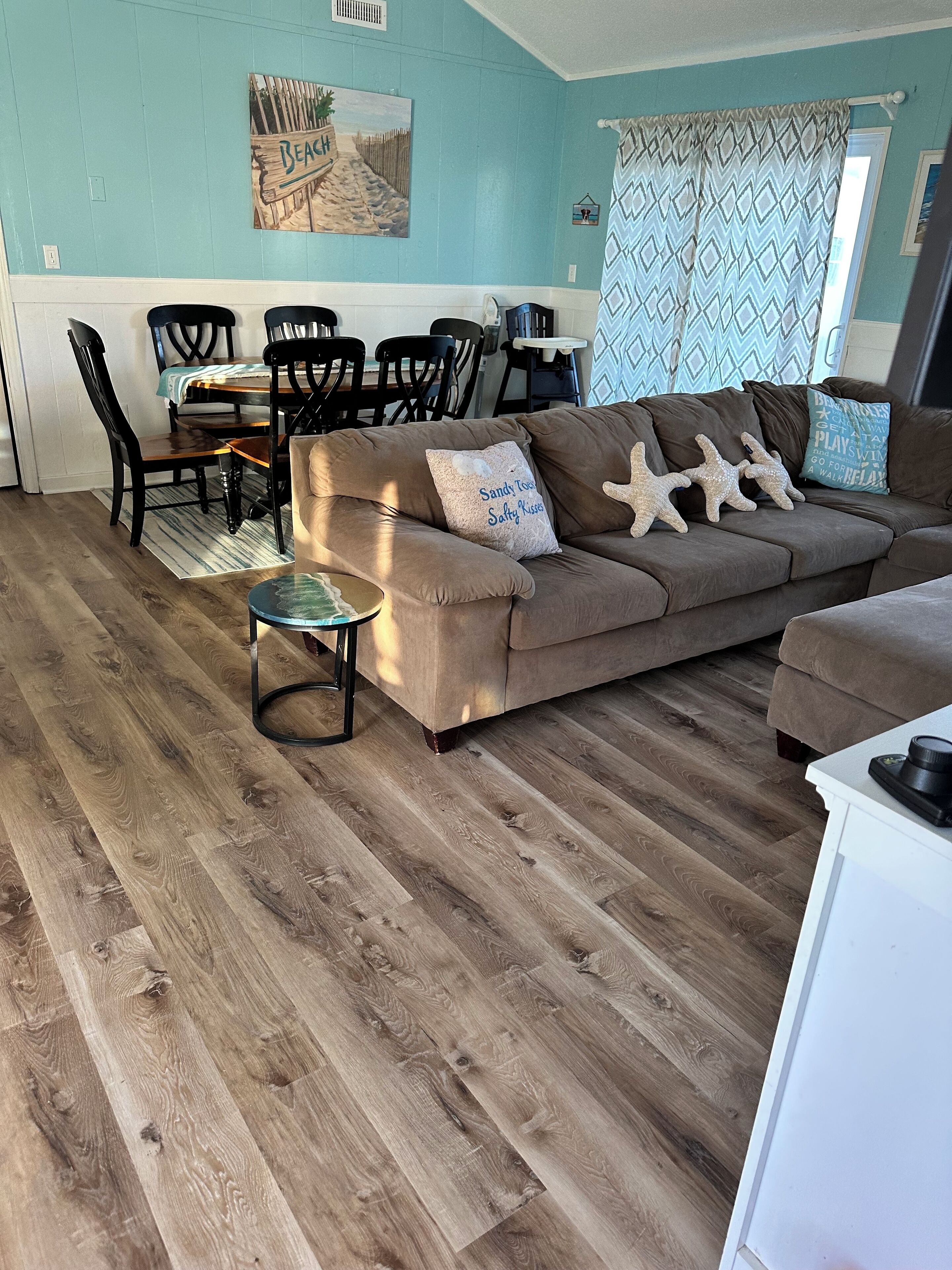 TV connectée, cheminée, lecteur de DVD, baby-foot