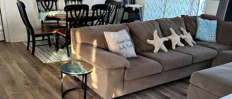 Smart TV, chimenea, reproductor de DVD y futbolito