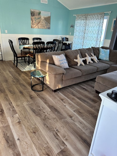 Steps to the Beach Pet friendlyHouse. Pool & hot tub! 3 minute walk to beach!