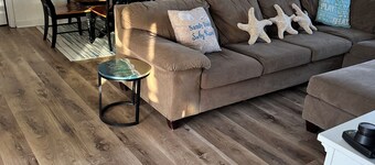 Steps to the Beach Pet friendlyHouse. Pool & hot tub! 3 minute walk to beach!