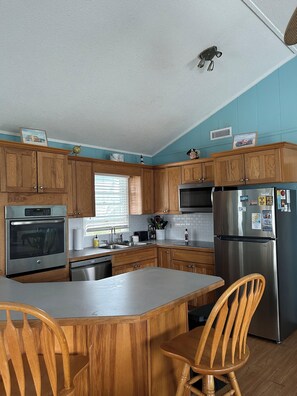 Fridge, microwave, oven, stovetop - Steps to the Beach Pet friendlyHouse. Pool & hot tub! 3 minute walk to beach! (Avon)