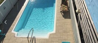 Steps to the Beach Pet friendlyHouse. Pool & hot tub! 3 minute walk to beach!