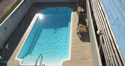 Steps to the Beach Pet friendlyHouse. Pool & hot tub! 3 minute walk to beach!