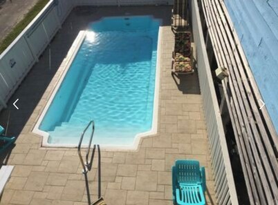 Steps to the Beach Pet friendlyHouse. Pool & hot tub! 3 minute walk to beach!