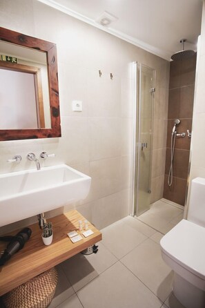 Shower, hair dryer, towels, soap - Casas da Ribeira I- Incluido Pequeno Almoço (Santa Bárbara)