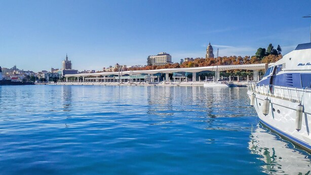 A waterfront view with a marina, a covered pedestrian bridge, and buildings in the background. - Lovely apartment in Málaga with WiFi (Málaga)
