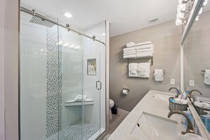Shower, hair dryer, towels, soap - ★Remodeled tropical delight townhome★private plunge pool close to fun activities (Duck Key)