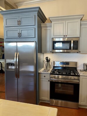 ثلاجة، ميكروويف، فرن، موقد طهي مسطح