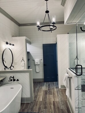 Kombinert dusj/badekar, hårføner og håndklær