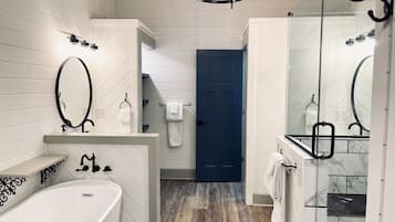 Een bad/douchecombinatie, een haardroger, handdoeken