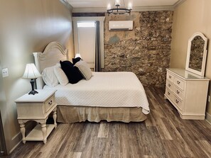 2 makuuhuonetta, silitysrauta/-lauta, ilmainen Wi-Fi, vuodevaatteet