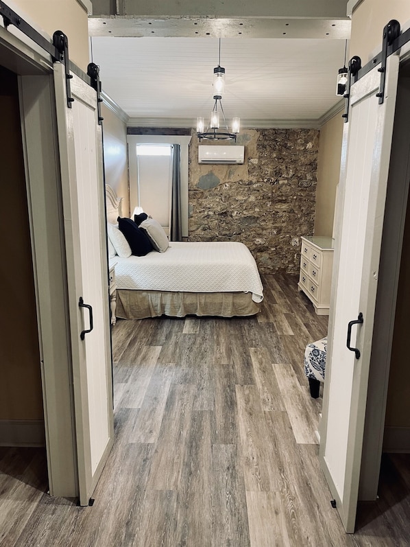 2 عدّة غرف نوم ومكواة/لوح كي وواي فاي مجانًا وملاءات أسرّة