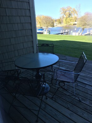 Outdoor dining - Relaxing river retreat (South Haven)
