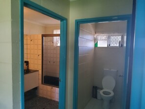 Dusche, Handtücher, Toilettenpapier