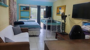 4 Schlafzimmer, Schreibtisch, Bügeleisen/Bügelbrett, Reisekinderbett