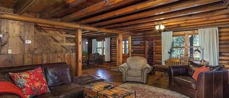 Fernseher, Kamin, Tischfußball, Tischtennisplatte