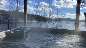 Outdoor spa tub - Lakefront, 3 Amazing Decks, Tennis/Pickle Ball, Boat Slip, Hot Tub, Bed Swing
 (Oakland)