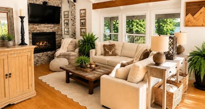 Lakefront, 3 Amazing Decks, Tennis/Pickle Ball, Boat Slip, Hot Tub, Bed Swing