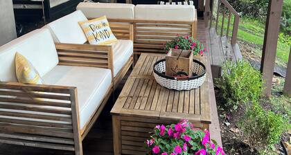 Lakefront, 3 Amazing Decks, Tennis/Pickle Ball, Boat Slip, Hot Tub, Bed Swing