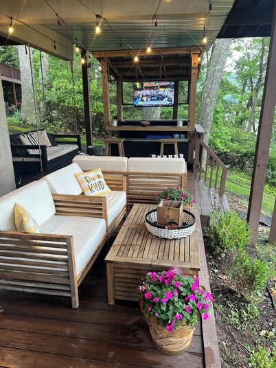 Lakefront, 3 Amazing Decks, Tennis/Pickle Ball, Boat Slip, Hot Tub, Bed Swing
