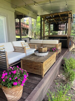 Terrace/patio - Lakefront, 3 Amazing Decks, Tennis/Pickle Ball, Boat Slip, Hot Tub, Bed Swing
 (Oakland)