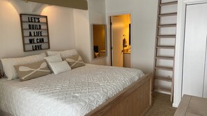 3 bedrooms, desk, iron/ironing board, free WiFi - Lakefront, 3 Amazing Decks, Tennis/Pickle Ball, Boat Slip, Hot Tub, Bed Swing
 (Oakland)