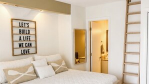 3 bedrooms, desk, iron/ironing board, free WiFi - Lakefront, 3 Amazing Decks, Tennis/Pickle Ball, Boat Slip, Hot Tub, Bed Swing
 (Oakland)