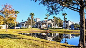 A hotel with a central courtyard, a fountain, and a reflection pool. - Homely spacious 2BD Close to Disney (Kissimmee)
