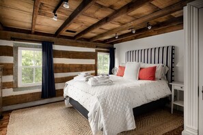 4 habitaciones, escritorio y tabla de planchar con plancha 