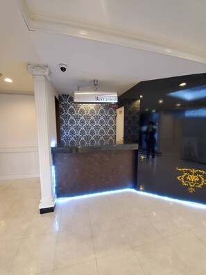 ฝ่ายต้อนรับ