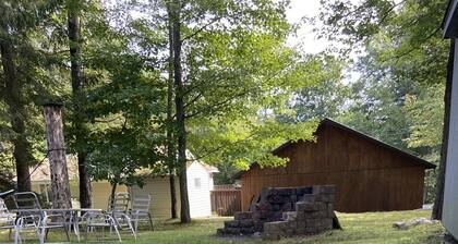 Charming lake community cottage with hot tub PET FRIENDLY